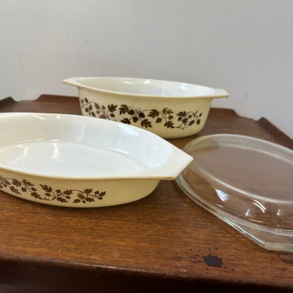 PYREX Golden Acorn Casserole Set of 2 with Lid - Picture 5 of 10